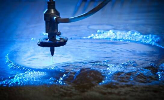 Jak technologia CNC wpływa na jakość wycinania plexi na wymiarze?