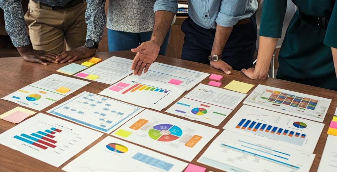 Jak reklamowa firma kreuje unikalne strategie marketingowe dla różnych branż?