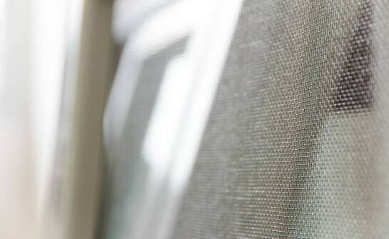 Dlaczego warto rozważyć zakup okiennych moskitier na wymiar?