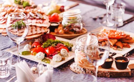 Zalety korzystania z lokalnych produktów w weselnym menu