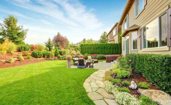 Jak projektanci ogrodów łączą funkcjonalność z estetyką?