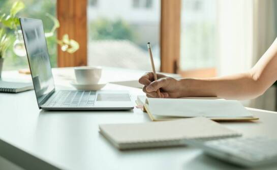 Kiedy warto wybrać tłumacza przysięgłego online języka włoskiego zamiast stacjonarnego?