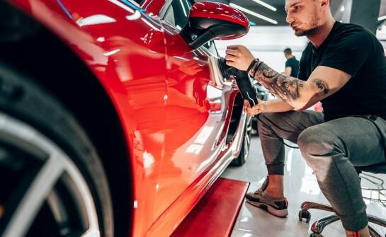 Krok po kroku: profesjonalny proces oklejania samochodów