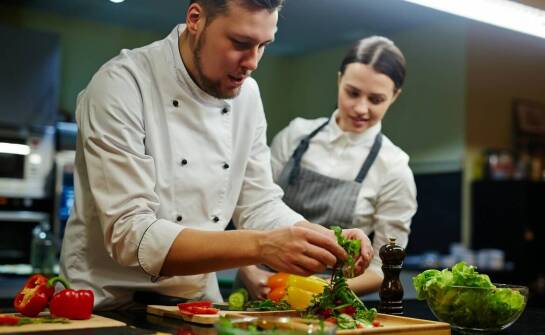 Jak doświadczenie kucharzy wpływa na jakość dań w Rybakówce?