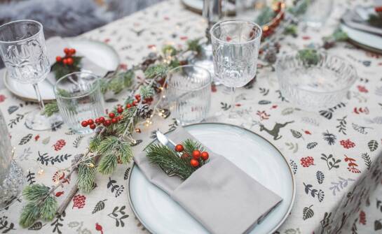 Kolorystyka drukowanych obrusów a aranżacja stołu – praktyczne porady