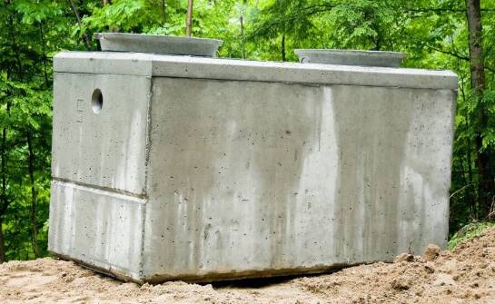 Jakie korzyści oferują betonowe szamba w kontekście trwałości i odporności na czynniki atmosferyczne?