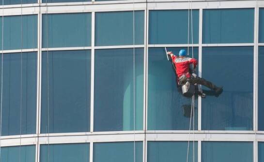 Jakie nowoczesne rozwiązania stosuje się w myciu alpinistycznym okien?