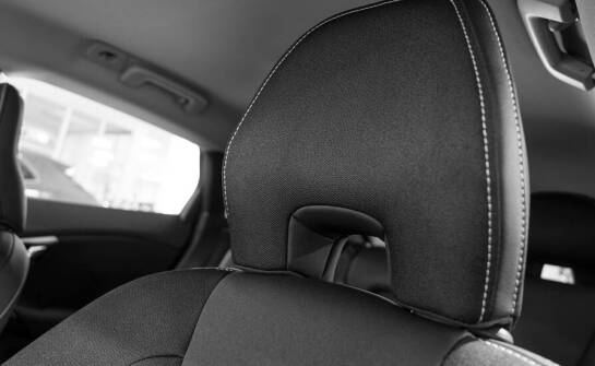 Różnorodność wykończeń w samochodowych pokrowcach – co wybrać?