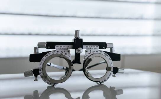 Jakie optyczne usługi oferują szybkie realizacje zleceń?