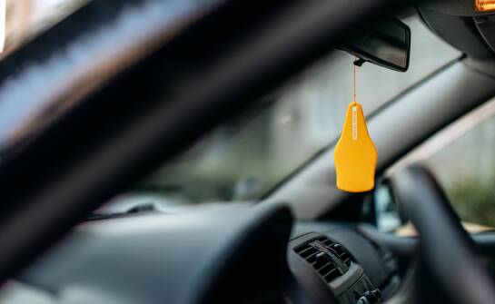 Jak zapachowe zawieszki do auta mogą poprawić komfort podróży?