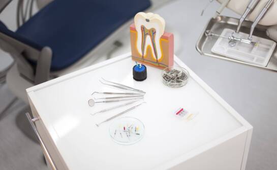 Jakie stomatologiczne materiały są niezbędne w codziennej praktyce?