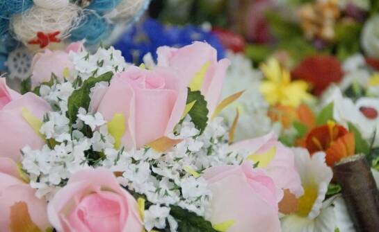 Tworzenie unikalnych dekoracji eventowych z sztucznych kwiatów główkami