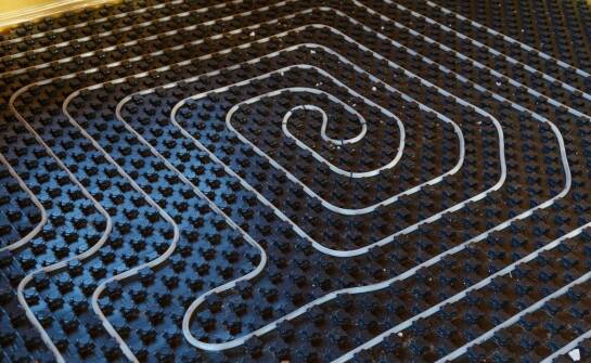 Możliwości technologiczne podłogowego ogrzewania frezowanego w kontekście zdalnego sterowania