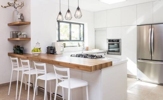 Wybór drewnianych hokerów do kuchni: na co zwrócić uwagę?