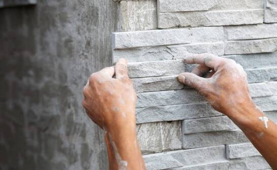 Jakie właściwości powinien mieć idealny klej do montażu kamienia?