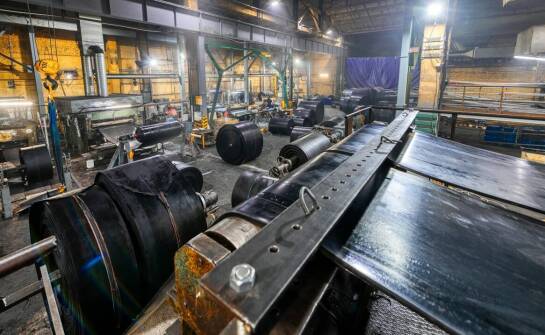 Rola akcesoriów do przenośników w zwiększaniu wydajności gumowych taśm transportowych