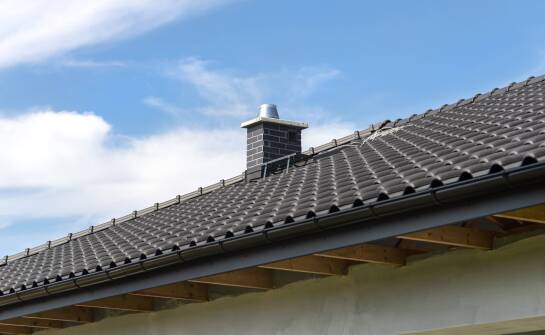 Jak wybrać odpowiednie dachowe opierzenie dla jednorodzinnego budynku?