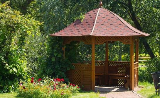 Jakie są najważniejsze cechy, które decydują o wyborze drewnianych altan?