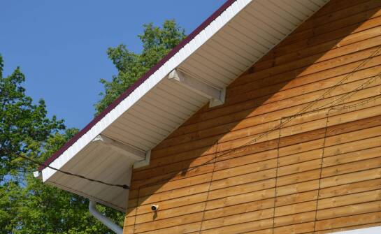 Jak boczne opierzenie dachu wpływa na estetykę budynku?