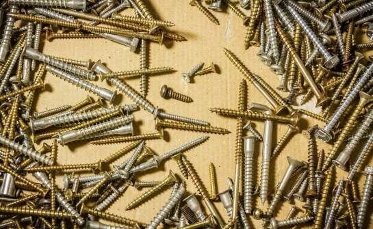 Jakie są różnice między wkrętami do plastiku a metalowymi wkrętami?
