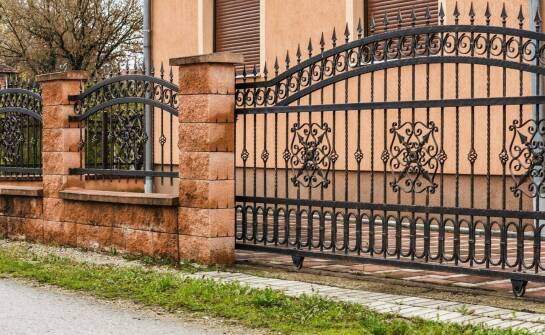 Jakie zalety mają dwuskrzydłowe bramy wjazdowe w kontekście przestrzeni?