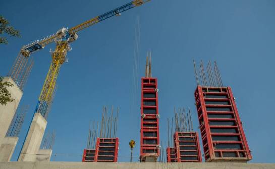 Jakie czynniki wpływają na wybór rozmiaru i kształtu szalunków do wykopów?