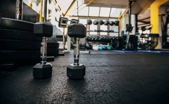 Jak trenować na siłowni, aby wzmacniać tricepsy?