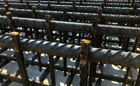 Siatka zbrojeniowa do betonu a oszczędność czasu przy realizacji inwestycji