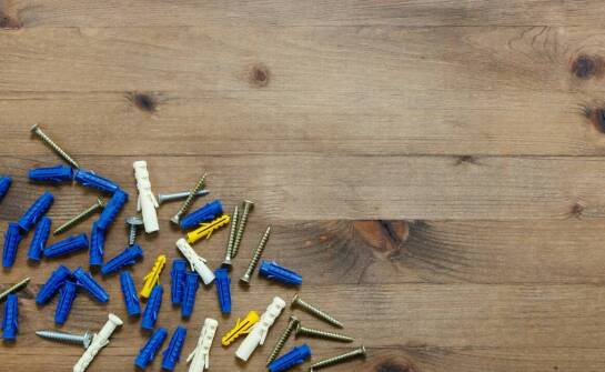 Jakie nierdzewne wkręty do drewna wybrać do montażu drewnianych elewacji?