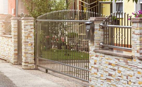 Jakie bramy i furtki najlepiej pasują do betonowych ogrodzeń?