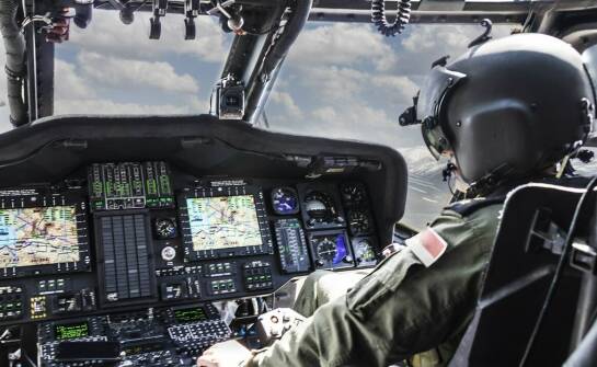 Jakie korzyści przynosi stosowanie przemysłowych klawiatur z kulowym manipulatorem w sektorze wojskowym?