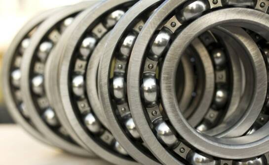 Jak dobór odpowiednich samonastawnych łożysk wpływa na operacyjne koszty?