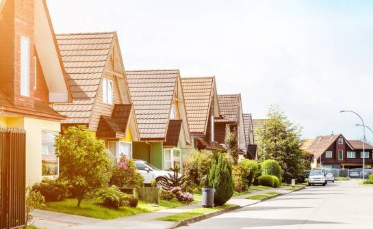 Szeregowe domy a rozwijające się osiedla: jak wpływają na lokalną społeczność?