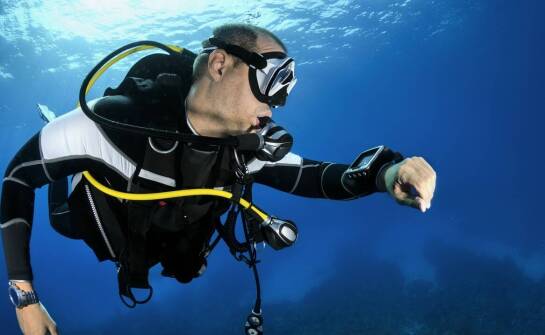 Porady dla nurków: jak skutecznie komunikować się pod wodą?