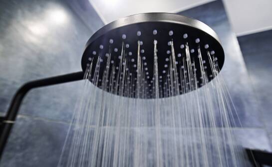 Czarne natynkowe deszczownice w kontekście nowoczesnych trendów łazienkowych