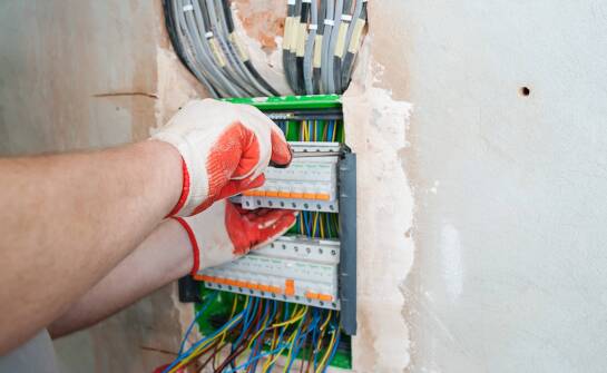 Wpływ profesjonalnego montażu elektrycznej rozdzielni na domowe bezpieczeństwo