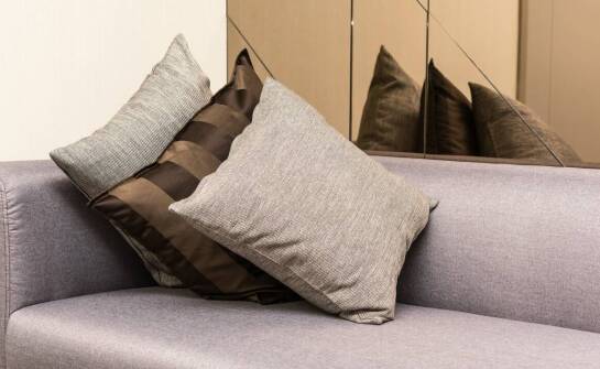 Srebrne, brązowe i grafitowe lustra – dopasuj kolor do swojego stylu.