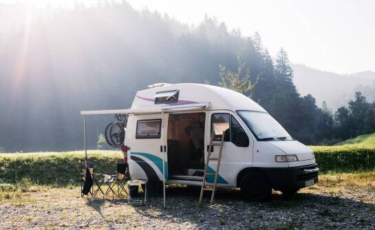 Przyczepa kempingowa czy kamper – co wybrać na długą podróż?