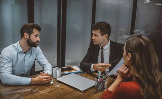 Rola mediacji w rozwiązywaniu sporów między pracownikiem a pracodawcą