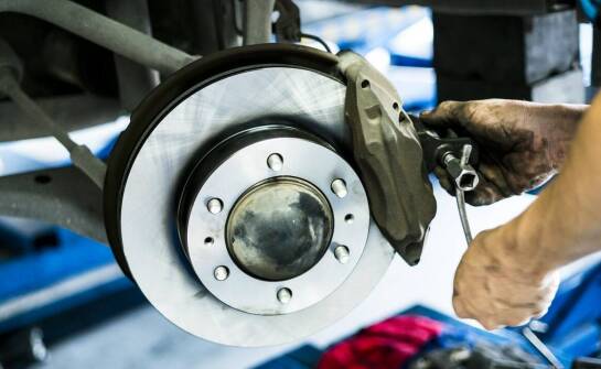 Kompleksowa naprawa układu hamulcowego w serwisie aut w Gdańsku – co obejmuje?