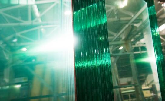 Poliwęglanowe płyty w przemyśle - kluczowe właściwości i korzyści