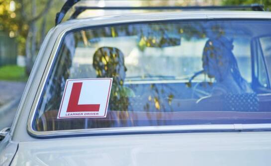 Zalety nauki na prawo jazdy z wykorzystaniem lekcji z animacjami i grafiką