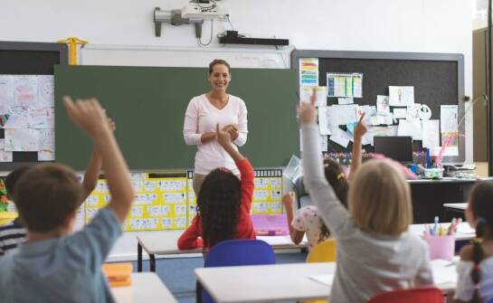 Jak instalacyjne monitory ułatwiają prowadzenie zajęć zdalnych?