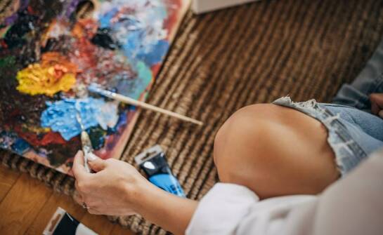 Intuicyjne malowanie i coaching – jak pomagają w rozwoju osobistym u kobiet?