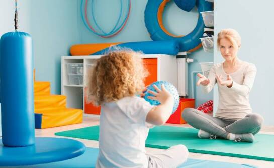Jakie są techniki masażu stosowane przez dziecięcych fizjoterapeutów?