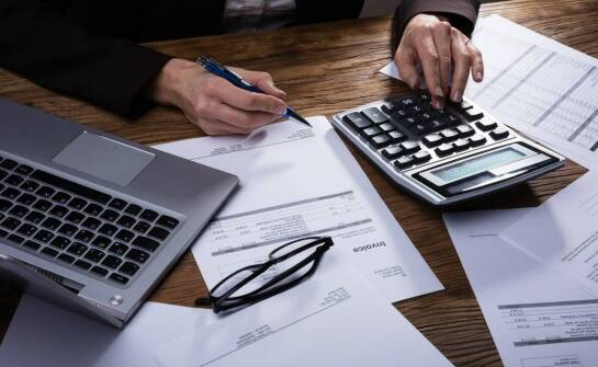 Jakie wyzwania niesie prowadzenie uproszczonej księgowości?