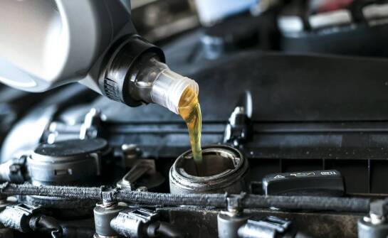 Znaczenie dokładnego czyszczenia układu przy wymianie oleju w automatycznych skrzyniach.