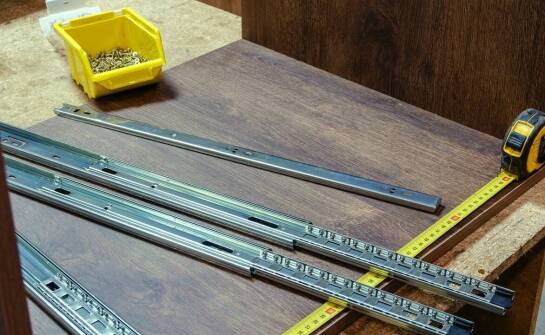 Jak dobrać odpowiednie okucia do mebli na wymiar?