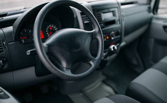 Jakie są zalety stosowania materiałów termoformowanych w konstrukcji pojazdów?