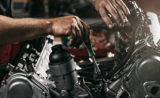Remont silnika – jakie etapy obejmuje profesjonalna usługa?